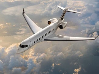 Jet corporativo Bombardier Global 8000 en pleno vuelo sobre un paisaje nuboso al atardecer
