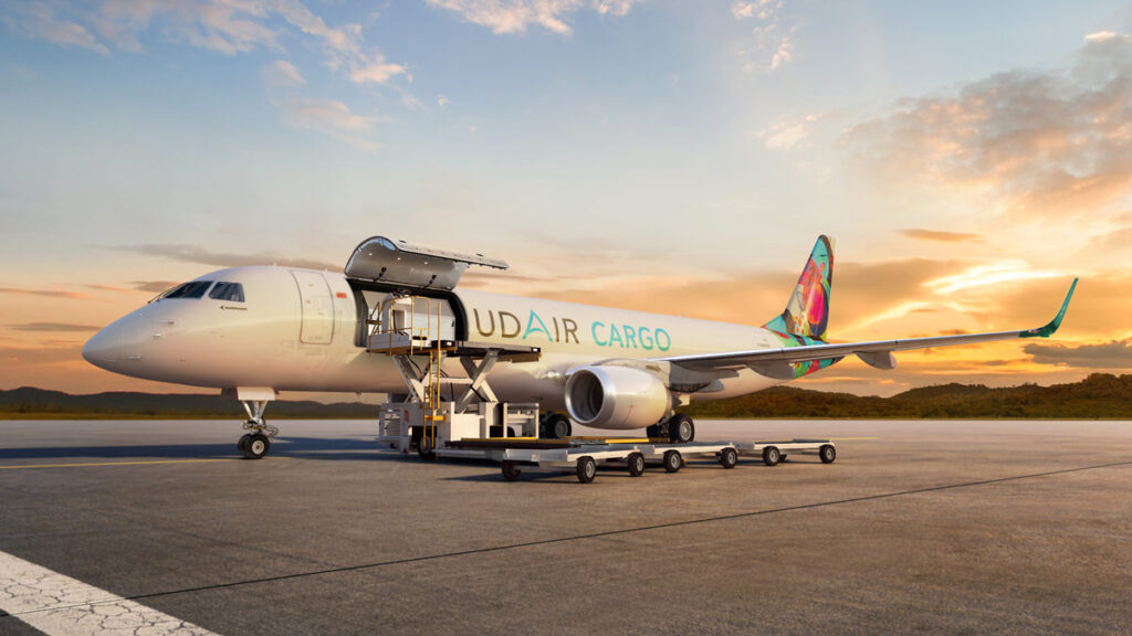 BermudAir incorporará el primer carguero Embraer E190F de las Américas Carguero Embraer E190F de BermudAir Cargo en plataforma con la compuerta principal abierta realizando operaciones de estiba.