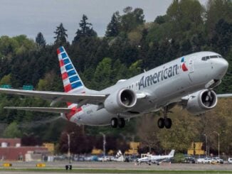 Avión Boeing 737 MAX de American Airlines en vuelo con el tren de aterrizaje desplegado.