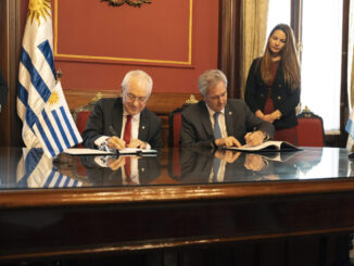 Firma del acuerdo de cielos abiertos entre Argentina y Uruguay por parte de los cancilleres Mario Lubetkin y Pablo Quirno en Montevideo.