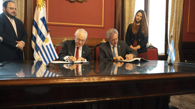 Firma del acuerdo de cielos abiertos entre Argentina y Uruguay por parte de los cancilleres Mario Lubetkin y Pablo Quirno en Montevideo.