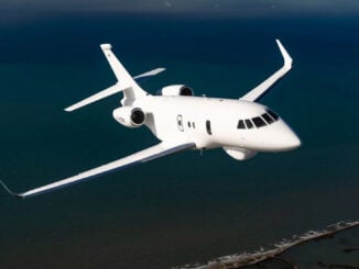 Avión de vigilancia marítima Falcon Albatros de Dassault Aviation en vuelo sobre el océano.