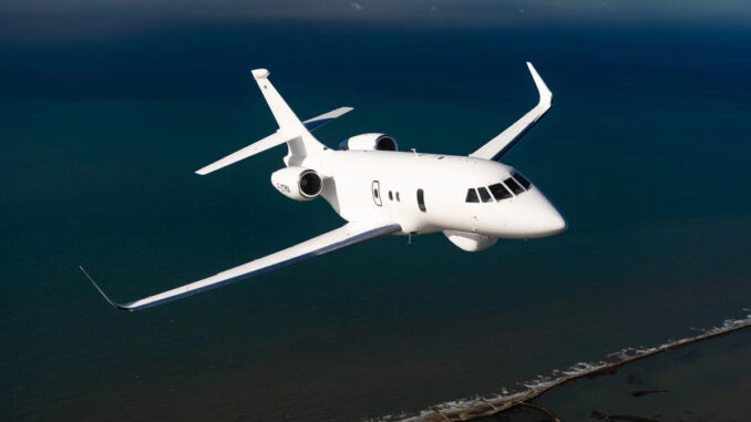 Avión de vigilancia marítima Falcon Albatros de Dassault Aviation en vuelo sobre el océano.