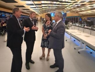Autoridades de ENAIRE y del Ministerio de Transportes dialogando en la modernizada sala del Centro de Control de Tránsito Aéreo en Barcelona