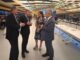 Autoridades de ENAIRE y del Ministerio de Transportes dialogando en la modernizada sala del Centro de Control de Tránsito Aéreo en Barcelona