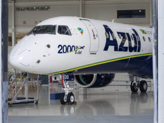 Avión Embraer E195-E2 de Azul Linhas Aéreas con la inscripción del E-Jet número 2000 en el fuselaje, estacionado dentro de un hangar.
