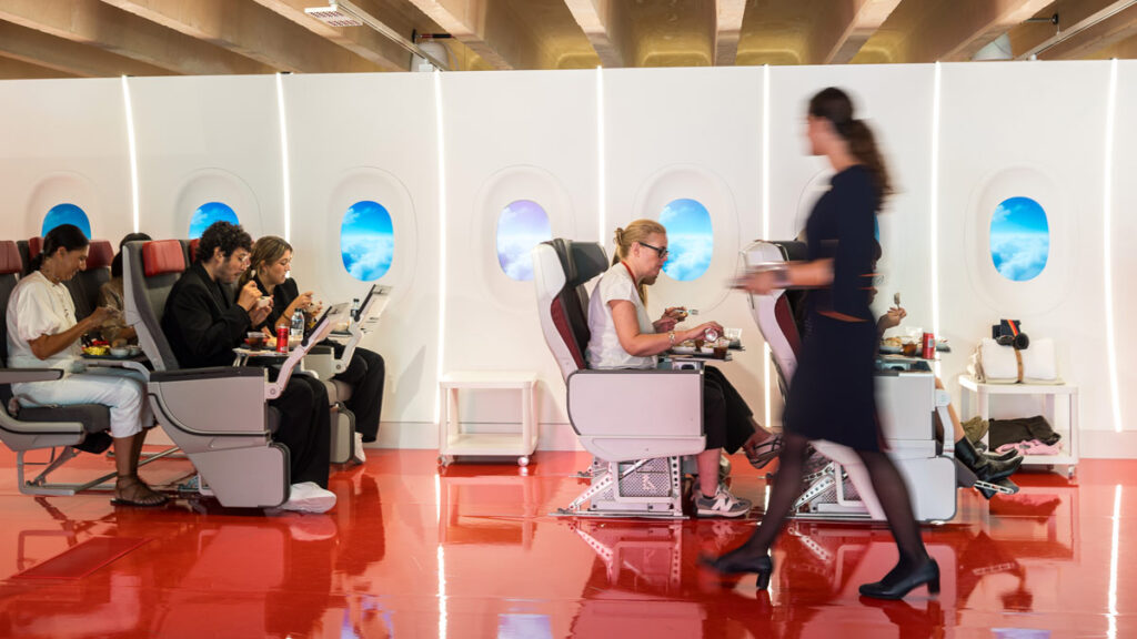 Espacio Iberia en Madrid: cómo es la nueva experiencia inmersiva de la aerolínea Visitantes experimentando el servicio a bordo en las butacas del Airbus A350 recreadas dentro del Espacio Iberia en Madrid.