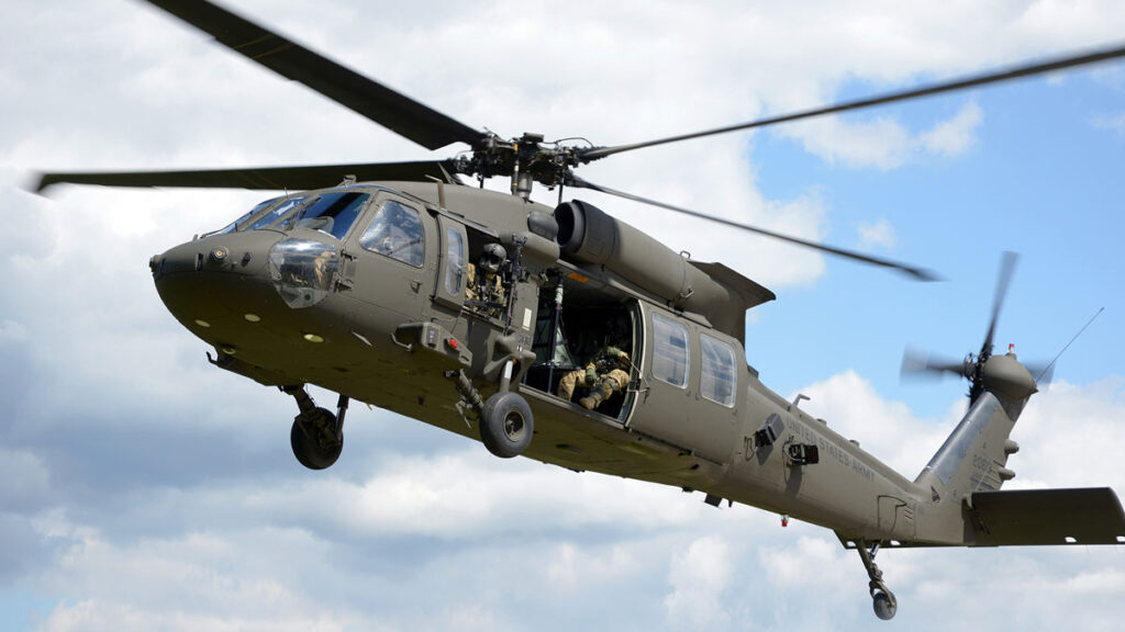 Estados Unidos aprueba la venta de helicópteros Black Hawk a la Argentina por USD 140 millones Helicóptero militar utilitario UH-60 Black Hawk en vuelo con la compuerta lateral abierta y tripulación a bordo.