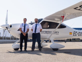 Instructores de vuelo junto al nuevo Tecnam P2010 TDI de la academia European Flyers.