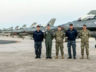 Autoridades militares y de defensa junto a la línea de aviones caza F-16 Fighting Falcon en el Área Material Río IV.