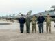 Autoridades militares y de defensa junto a la línea de aviones caza F-16 Fighting Falcon en el Área Material Río IV.