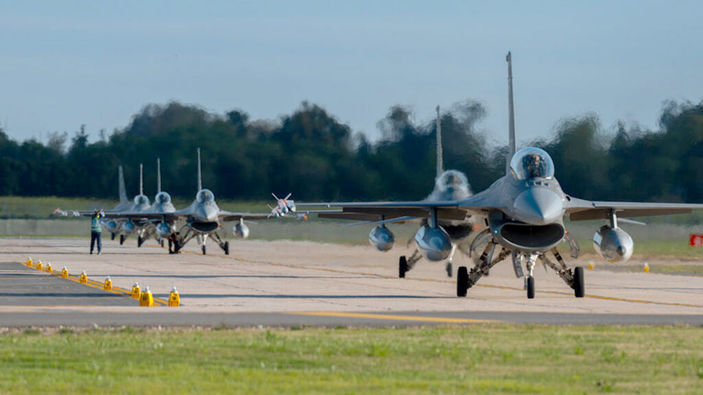 Rodaje de la línea de vuelo de los aviones caza F-16 Fighting Falcon de la Fuerza Aérea Argentina tras su aterrizaje.