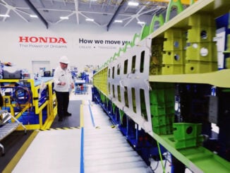 Técnico de Honda Aircraft Company inspeccionando la primera estructura alar ensamblada del jet ejecutivo HondaJet Echelon en la línea de producción