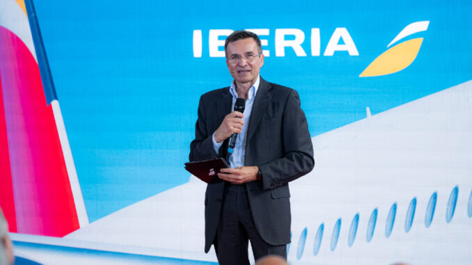 Marco Sansavini, presidente de Iberia, hablando por micrófono durante la presentación institucional del plan Centenario de la aerolínea.