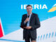 Marco Sansavini, presidente de Iberia, hablando por micrófono durante la presentación institucional del plan Centenario de la aerolínea.