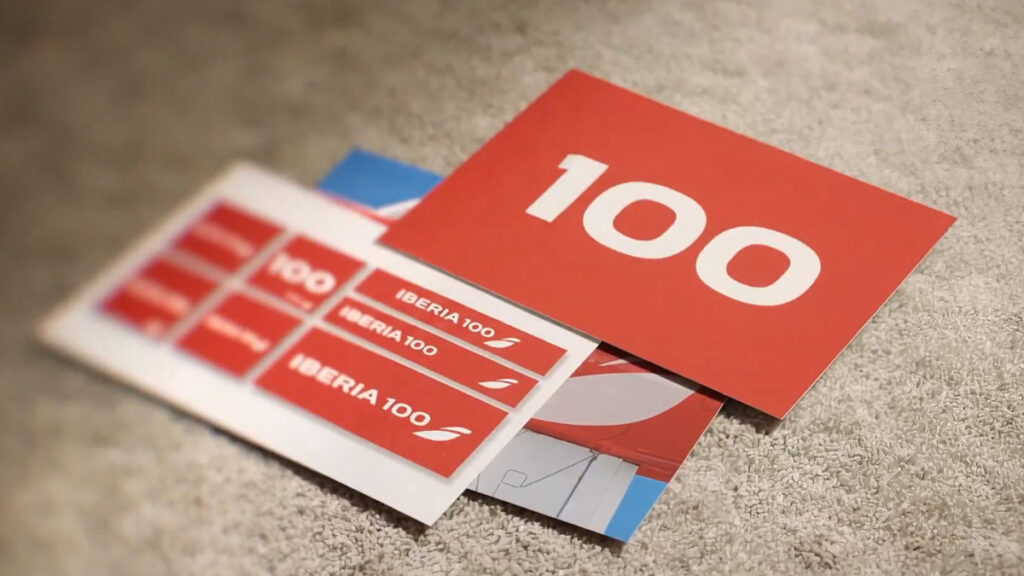 Material gráfico corporativo conmemorativo del Centenario de Iberia con la inscripción "Iberia 100" y el logotipo de la aerolínea.