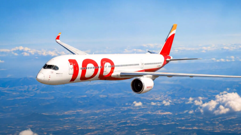 Avión Airbus A350 de Iberia en vuelo con la librea especial conmemorativa por el Centenario de la aerolínea, destacando un gran número 100 en su fuselaje.