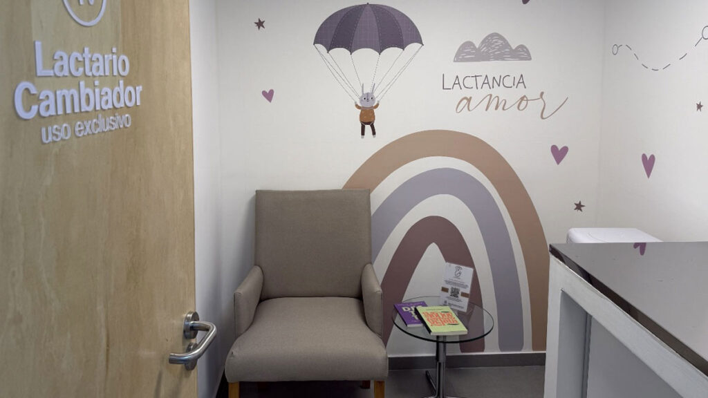 El Aeropuerto de El Calafate incorpora sala sensorial, lactario y mapas digitales accesibles Interior del nuevo lactario y cambiador exclusivo en el área de embarque del Aeropuerto Internacional de El Calafate