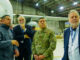 El ministro de Defensa, Carlos Presti, junto al presidente de FAdeA, Oscar López, y el vicepresidente Guillermo Ballesteros durante su recorrida por las instalaciones en Córdoba