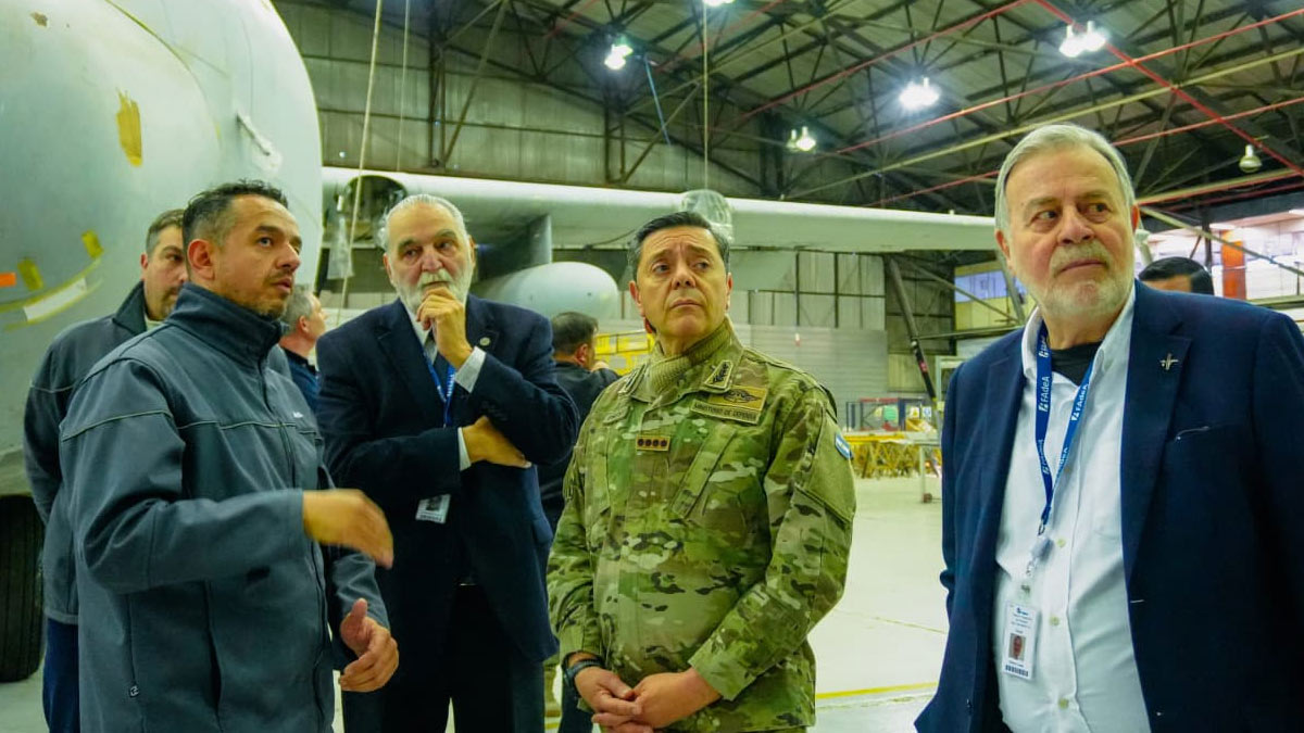El ministro de Defensa visitó FAdeA y prometió "dar vuelta" la realidad de la fábrica El ministro de Defensa visitó FAdeA y prometió «dar vuelta» la realidad de la fábrica