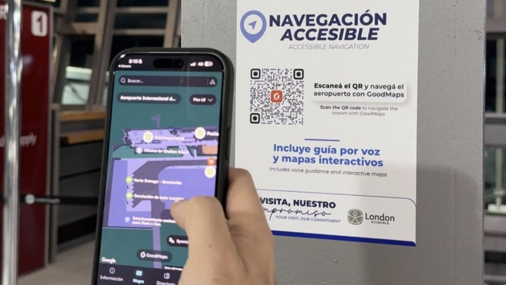 El Aeropuerto de El Calafate incorpora sala sensorial, lactario y mapas digitales accesibles Usuario escaneando el código QR de navegación accesible GoodMaps en una columna del Aeropuerto Internacional de El Calafate