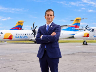 Mateo Arjona, presidente de SATENA, posando en plataforma junto a las aeronaves de la flota de la aerolínea estatal colombiana