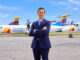 Mateo Arjona, presidente de SATENA, posando en plataforma junto a las aeronaves de la flota de la aerolínea estatal colombiana