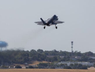 Primer caza F-35A de la Fuerza Aérea Alemana despegando durante su vuelo inaugural en las instalaciones de Lockheed Martin.
