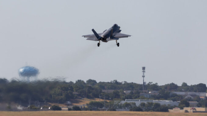 Primer caza F-35A de la Fuerza Aérea Alemana despegando durante su vuelo inaugural en las instalaciones de Lockheed Martin.