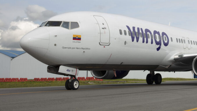 Avión Boeing 737 de la aerolínea rodando por la pista, destinado a operar los vuelos de Wingo a Caracas