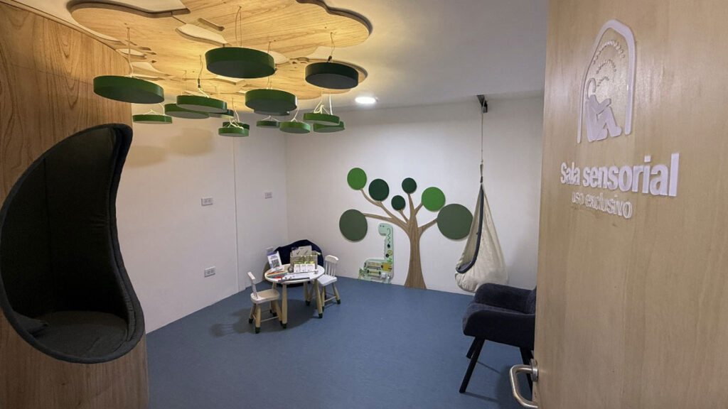 El Aeropuerto de El Calafate incorpora sala sensorial, lactario y mapas digitales accesibles Vista interior de la nueva Sala Sensorial del Aeropuerto Internacional de El Calafate, diseñada para pasajeros neurodivergentes