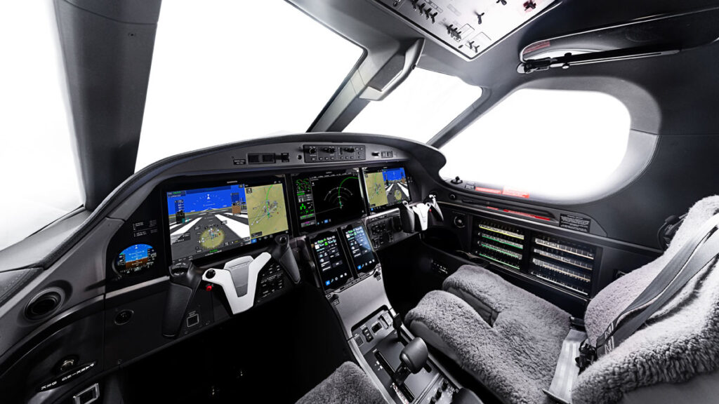 Cabina de vuelo del Pilatus PC-12 PRO equipada con la plataforma de aviónica Garmin G3000 PRIME.