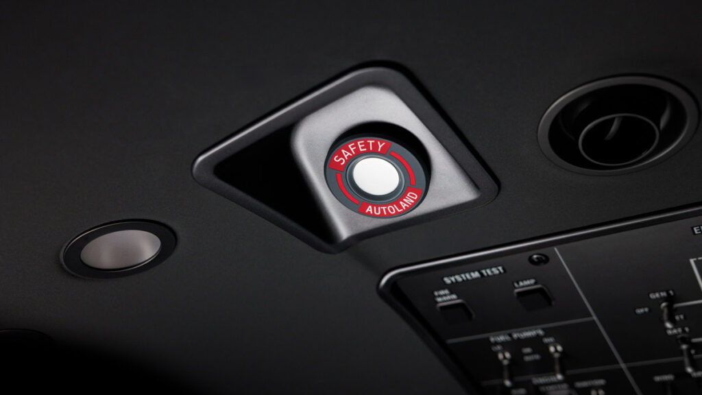 El sistema Safety Autoland del Pilatus PC-12 PRO fue certificado por la EASA y FAA Detalle del botón físico de activación manual del sistema Safety Autoland en la cabina de vuelo del Pilatus PC-12 PRO.