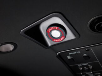 Detalle del botón físico de activación manual del sistema Safety Autoland en la cabina de vuelo del Pilatus PC-12 PRO.