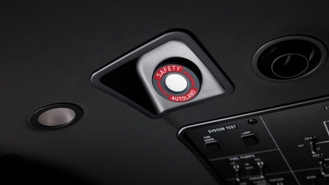 Detalle del botón físico de activación manual del sistema Safety Autoland en la cabina de vuelo del Pilatus PC-12 PRO.