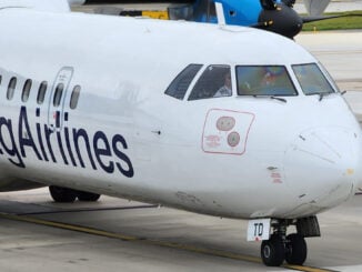 avión ATR 72-500 de TagAirlines estacionado en plataforma comercial.
