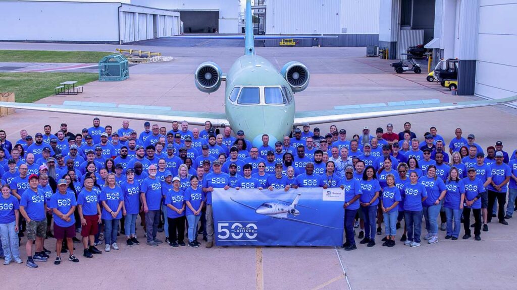 Textron Aviation completó el Cessna Citation Latitude número 500 Grupo de empleados de Textron Aviation celebrando frente al jet de negocios Cessna Citation Latitude número 500 en la planta de ensamblaje final.