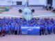 Grupo de empleados de Textron Aviation celebrando frente al jet de negocios Cessna Citation Latitude número 500 en la planta de ensamblaje final.