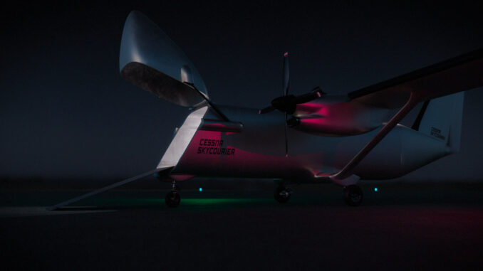 Render conceptual del avión logístico autónomo Cessna SkyCourier UX exhibiendo su sistema de carga frontal
