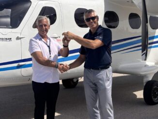 Entrega oficial de llaves del primer Tecnam P2012 Traveller a Tropic Air Charters frente a la aeronave.