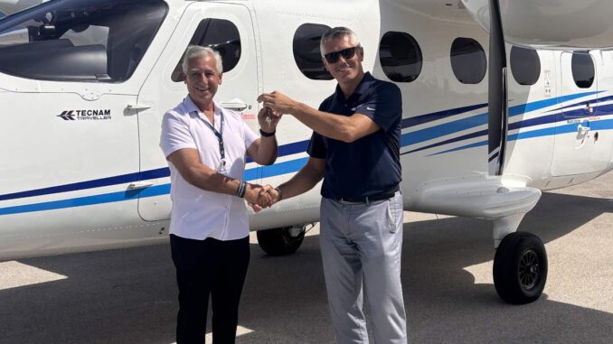 Entrega oficial de llaves del primer Tecnam P2012 Traveller a Tropic Air Charters frente a la aeronave.