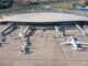 Vista aérea de la terminal de pasajeros y la plataforma comercial del Aeropuerto Internacional de Carrasco en Uruguay
