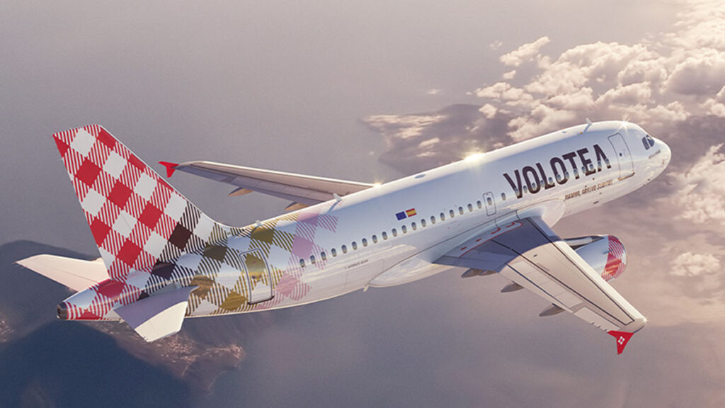 Volotea refuerza su conectividad en España con cinco nuevas rutas domésticas desde A Coruña Avión comercial de Volotea en vuelo, ilustrando el lanzamiento de cinco nuevas rutas domésticas desde A Coruña.
