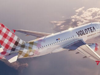 Avión comercial de Volotea en vuelo, ilustrando el lanzamiento de cinco nuevas rutas domésticas desde A Coruña.
