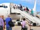 Pasajeros abordando un avión comercial mediante escaleras móviles en la plataforma operativa del aeropuerto de Castellón.