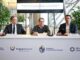 Martín Vallcorba, Pablo Menoni y Diego Arrosa durante la firma del acuerdo del Régimen de Incentivo a la Conectividad Aérea entre el Gobierno y Aeropuertos Uruguay en el Aeropuerto de Carrasco