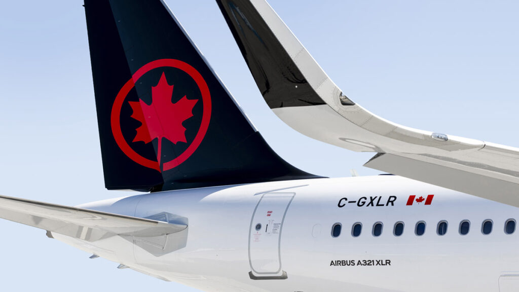 Air Canada suma una nueva ruta a Montreal y amplía sus operaciones en México Airbus A321XLR de Air Canada, mostrando el estabilizador vertical con el logotipo de la hoja de arce roja.