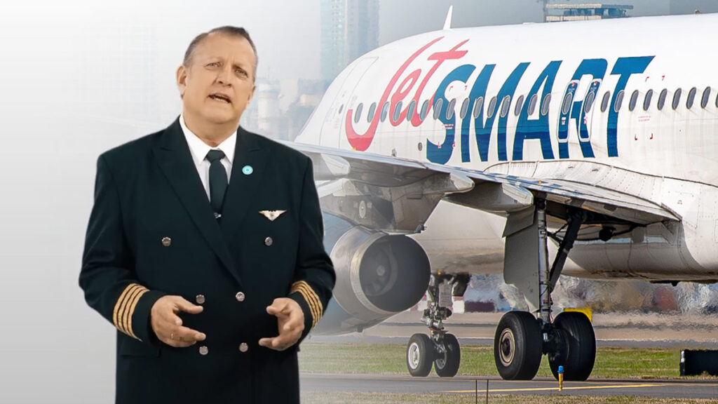APLA declara estado de alerta por la habilitación de cabotaje a JetSMART Chile Pablo Biró, titular de la Asociación de Pilotos de Líneas Aéreas (APLA), en primer plano con un avión de JetSMART de fondo, en el marco del conflicto por los vuelos de cabotaje.