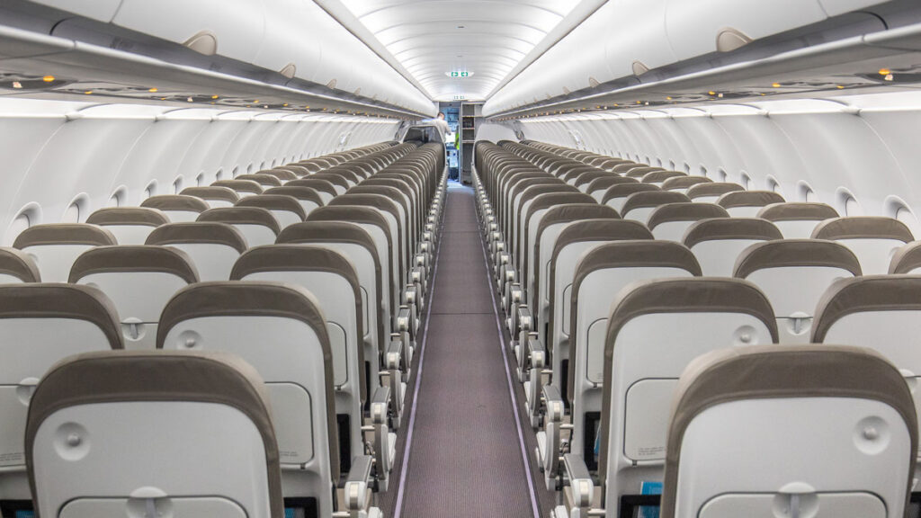 JetSMART Chile recibe autorización para operar vuelos de cabotaje en Argentina Vista interior de la cabina de pasajeros de un Airbus A320 de la aerolínea low-cost chilena JetSMART, autorizada para operar vuelos de cabotaje en Argentina