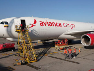 Avión carguero Airbus A330F de Avianca Cargo estacionado en plataforma durante operaciones de asistencia en tierra con personal técnico